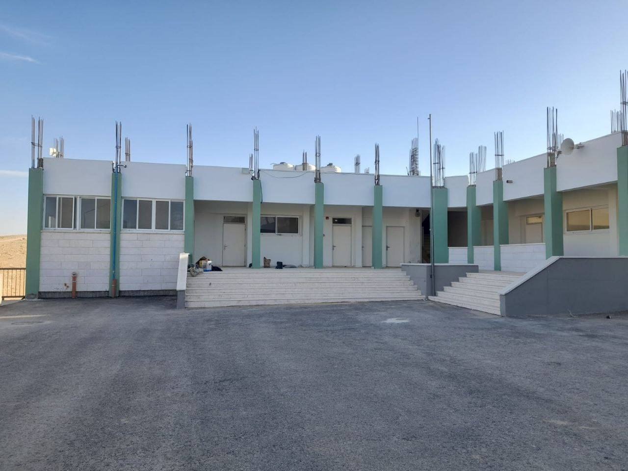 الاحتلال يخطر بهدم مدرسة "الزويدين الثانوية" شرق بلدة يطا 