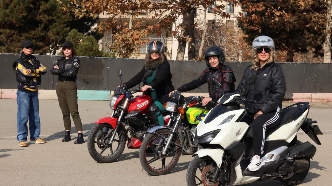 إيران تسمح رسميا للنساء بقيادة الدراجات النارية