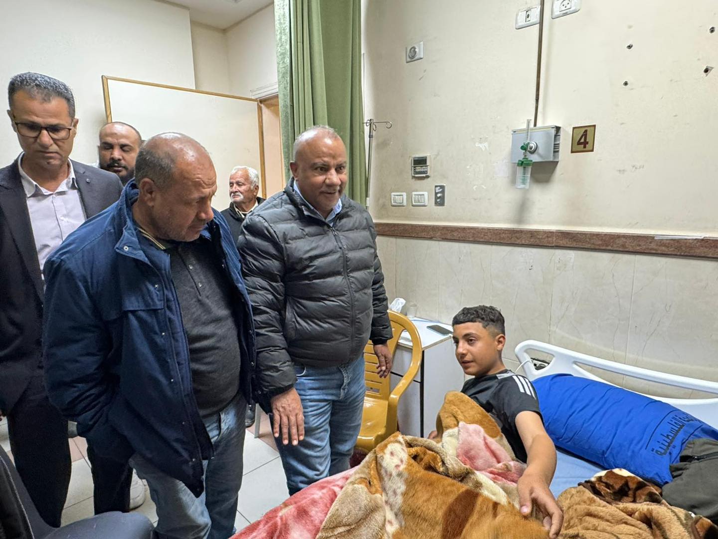 رئيس هيئة مقاومة الجدار يزور مصابي  المغير في مجمّع فلسطين الطبي