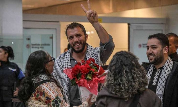 الناشط البرازيلي من "أسطول الصمود" يعود لبلاده ويتهم إسرائيل بتعذيبه
