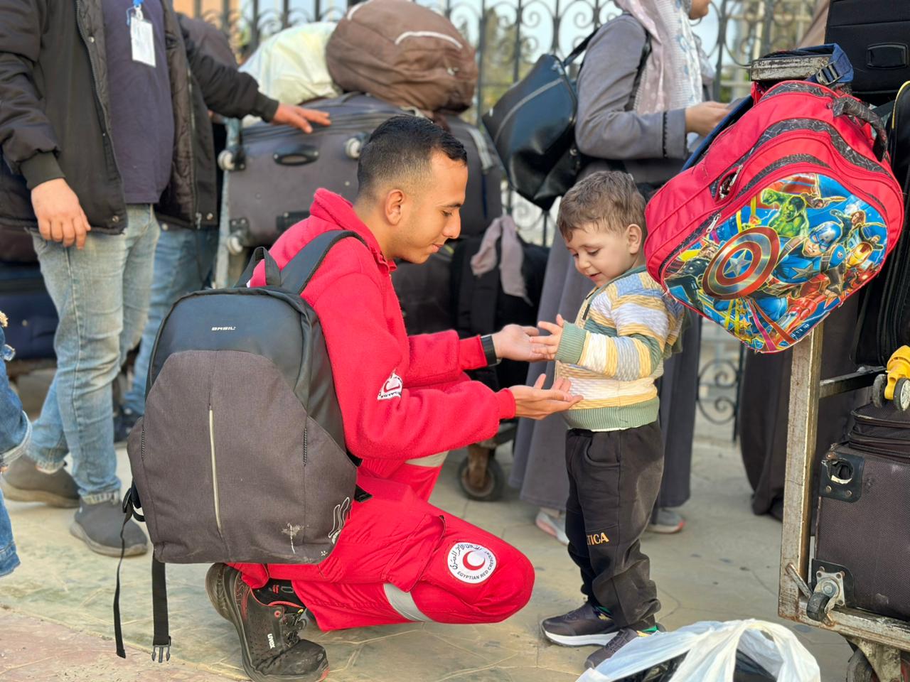 الهلال الأحمر المصري يستقبل الدفعة 36 من المصابين الفلسطينيين ويدفع بأكثر من 5,590 طنًا من المساعدات الإنسانية الشاملة