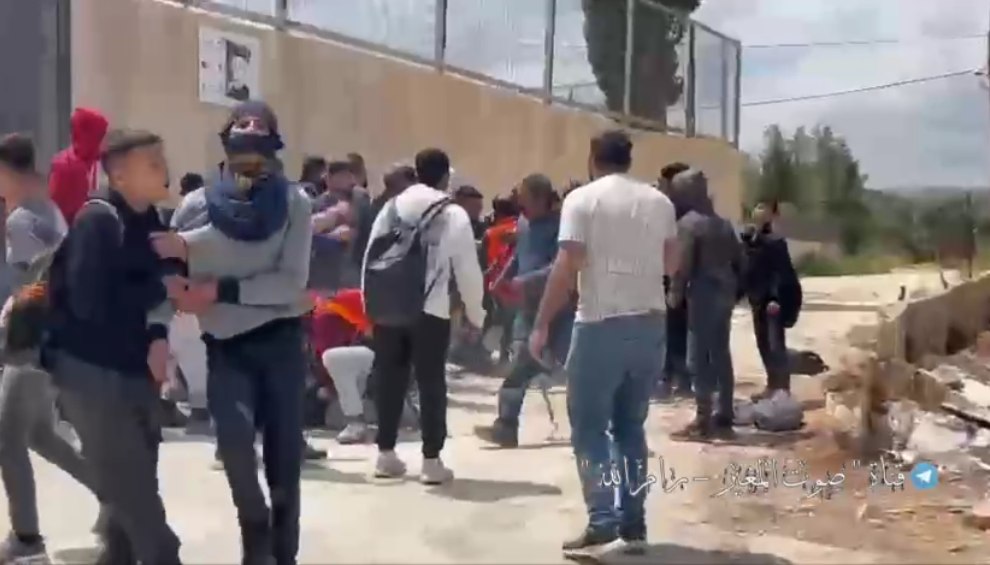 شهيدان احدهما طالب و4 إصابات بالرصاص الحي خلال هجوم المستوطنين  على مدرسة بقرية المغير