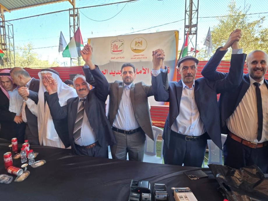 تسليم أول مجلس بلدي منتخب مهامه  رسميا  في دير البلح بعد 22 عاما