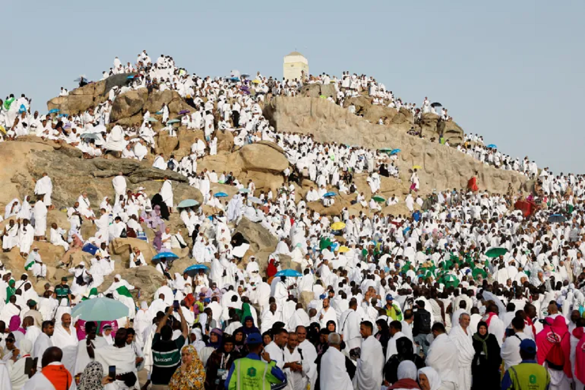 الحجاج يؤدون الركن الأعظم