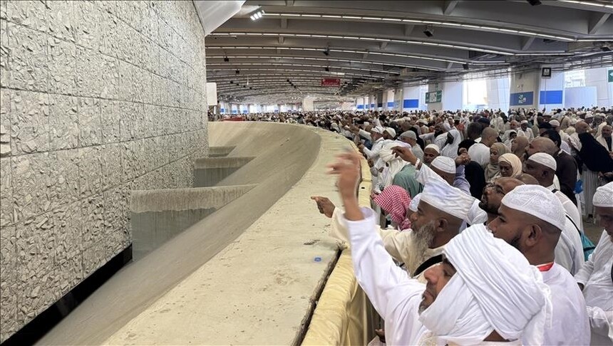 الحجاج يبدؤون رمي الجمرات وذبح الأضاحي في أول أيام عيد الاضحى