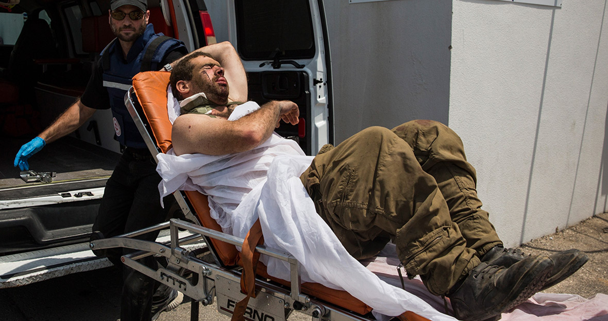 إصابة 12 إسرائيليا وتضرر عشرات  المنازل  جراء  سقوط صواريخ إيرانية على بيت شيمش 