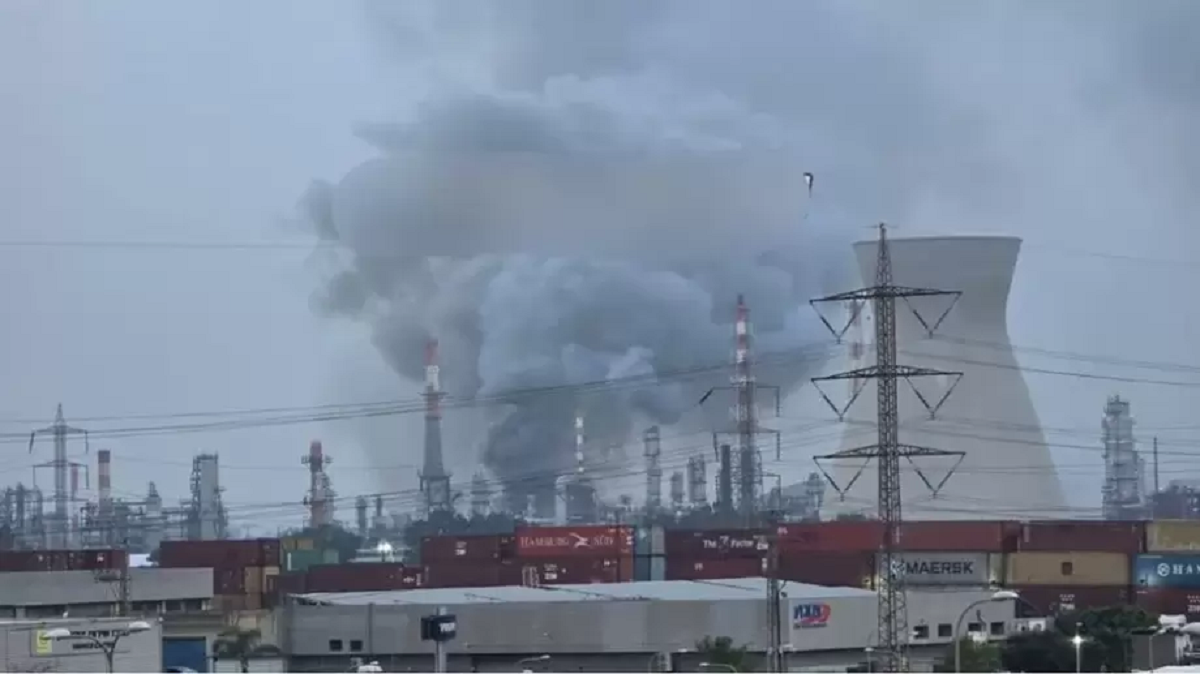 هيئة البث الإسرائيلية:  اندلاع حريق في مصفاة حيفا إثر قصف صاروخي إيراني