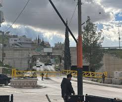 الاحتلال يغلق مدخل طريق قبر حلوة في بيت لحم 