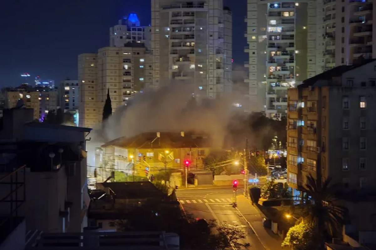 دمار في تل أبيب الكبرى وانهيار مبنى و7 اصابات في بني براك إثر هجوم صاروخي إيراني