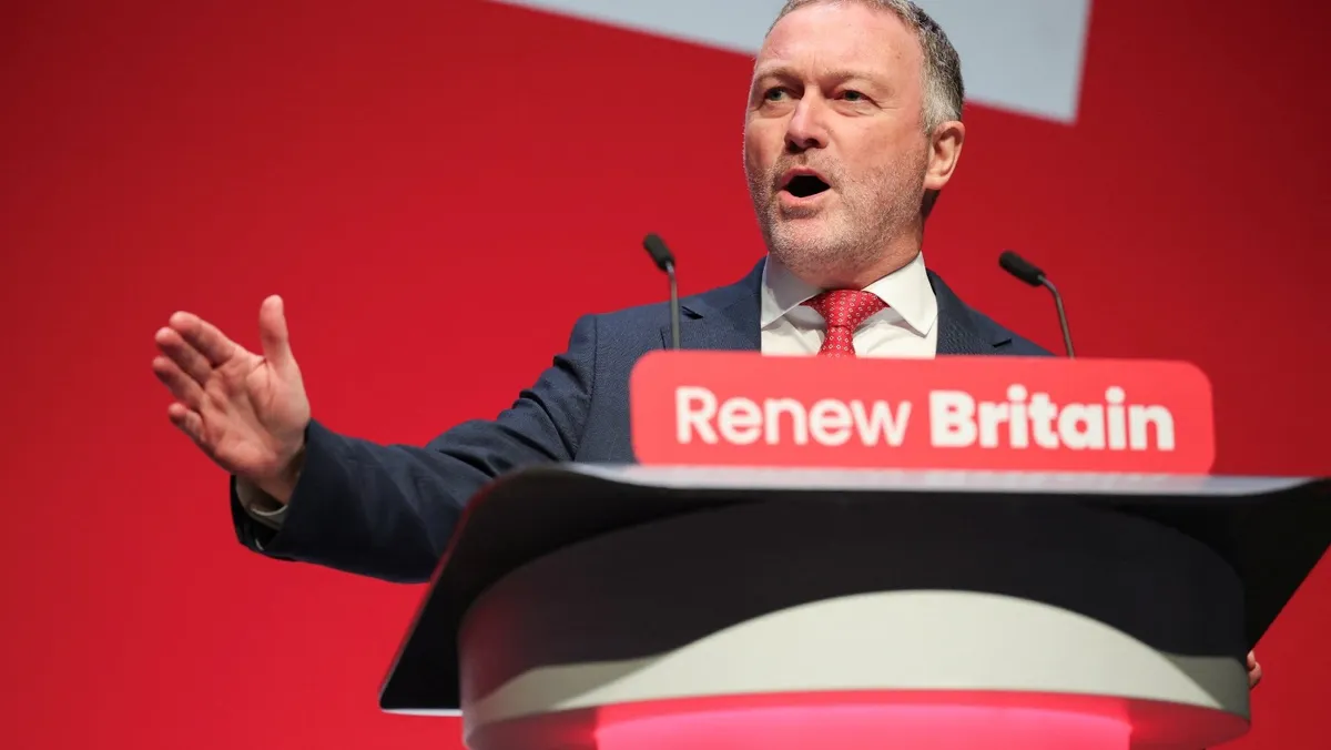 وزير الإسكان البريطاني: لا دلائل على أن إيران ستستهدف أوروبا بالصورايخ