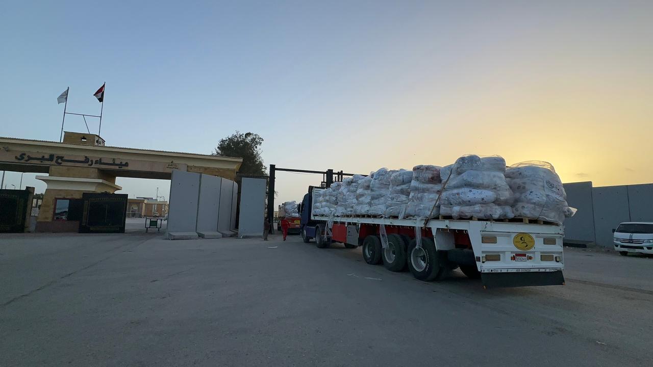 الهلال الأحمر المصري يعزز مد غزة بمواد غذائية ومستلزمات شتوية عبر قافلة «زاد العزة» 146 