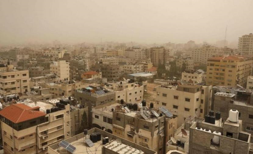 الطقس: أجواء غائمة ومغبرة وباردة نسبياً