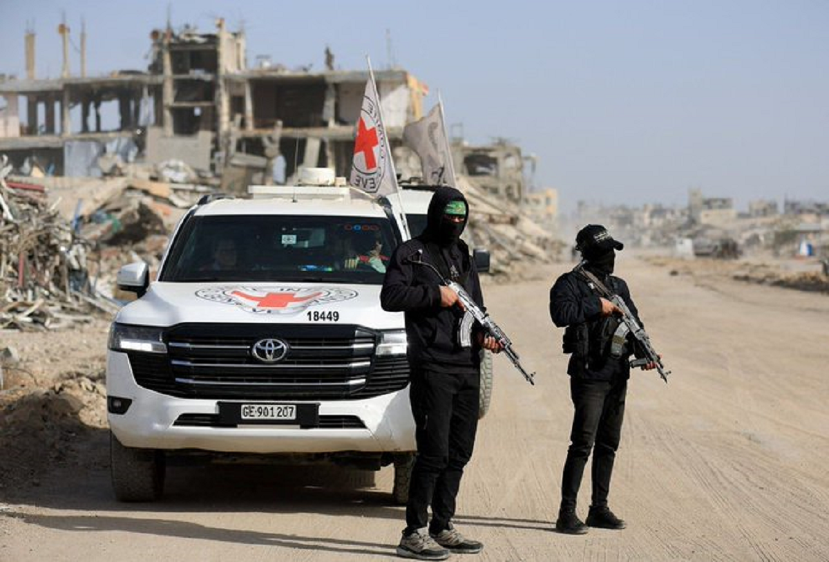 كتائب القسام برفقة طواقم الصليب الأحمر تستأنف عمليات البحث عن اخر جندي