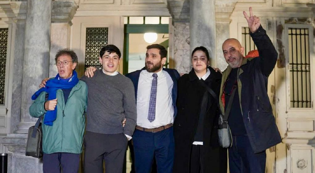 براءة المقدسي إيهاب العبّاسي و23 عاملًا إنسانيًا في جزيرة ليسفوس بعد 8 سنوات من الملاحقة القضائية