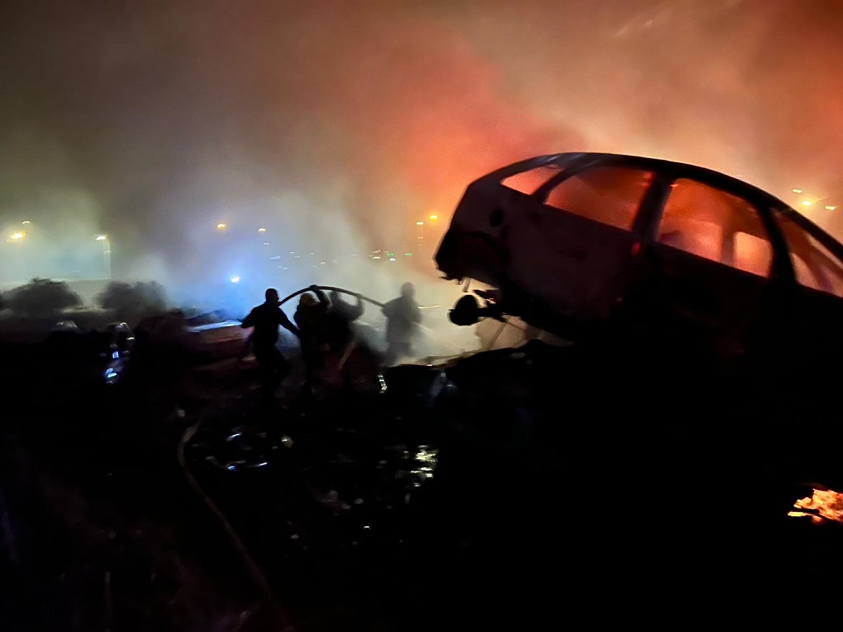 مستوطنون يحرقون مشطبا للمركبات في حوارة 