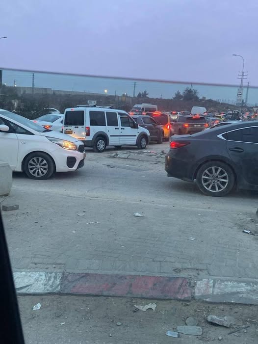 الاحتلال يغلق مداخل بلدة الرام ويمنع تنقل المواطنين