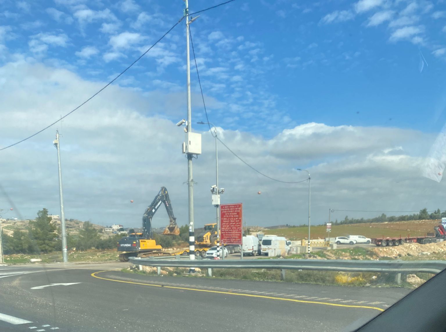 الاحتلال يجبر المواطنين على إزالة أكشاكهم التجارية عند مدخل السموع