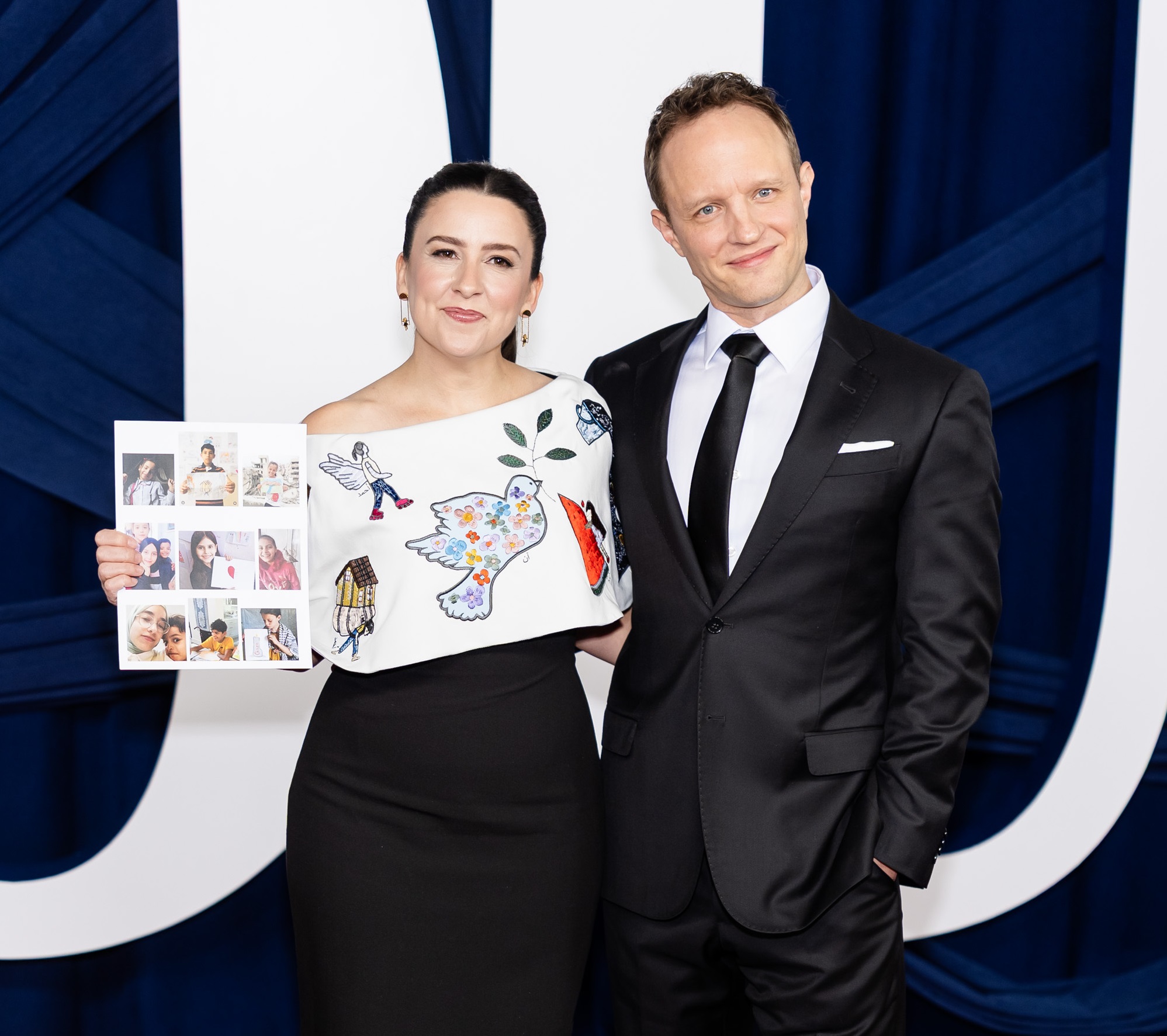 يوتيوبر أميركية ترتدي فستانا يحمل رسومات أطفال من غزة خلال حفل جوائز (Glamour Women)