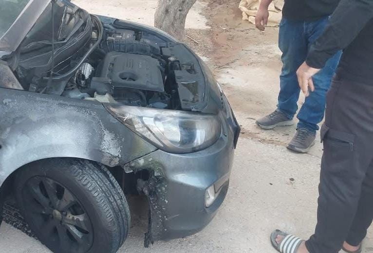 مستوطنون يحرقون مركبة ويخطون شعارات عنصرية في جوريش