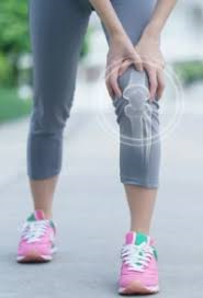 طقطقة الركبة.. متى تكون طبيعية ومتى تستدعي تدخلا طبيا؟