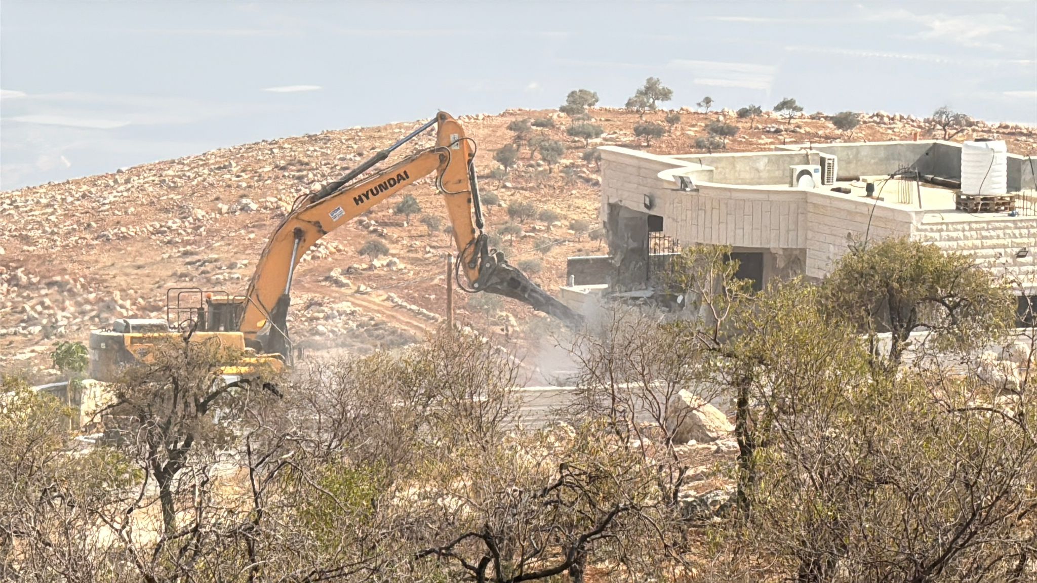 الاحتلال يهدم منزلا في قرية دوما ومعرضا للمركبات في عرابة 