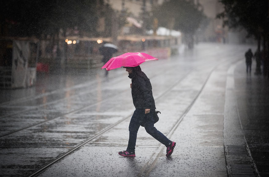 الطقس: منخفض جوي يؤثر على كافة المناطق