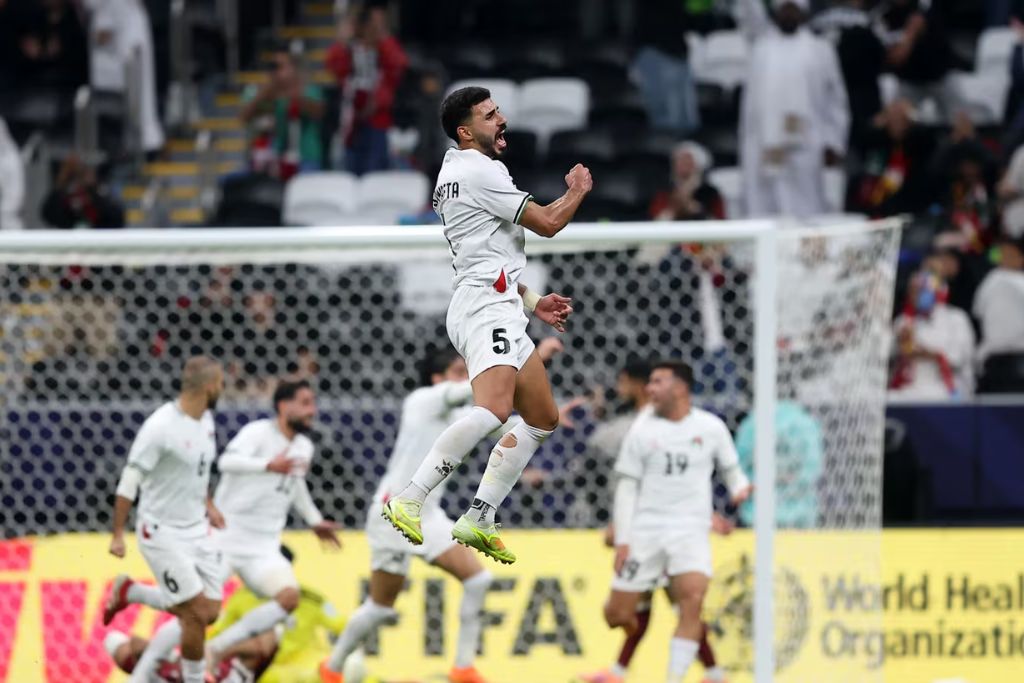 منتخبنا "الفدائي" يحقق فوزا ثمينا على "العنابي" في افتتاح بطولة كأس العرب