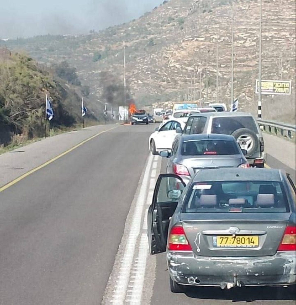 إصابة مواطن وابنته وحرق مركبتهما جراء اعتداء مستوطنين  عليهما قرب اللبن الشرقية