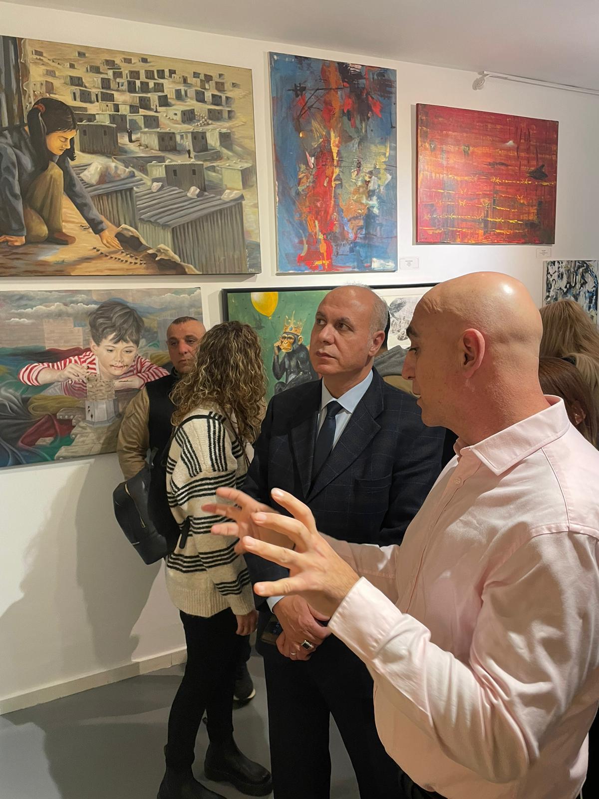 وزير الثقافة يفتتح المعرض الفني الجماعي "هروب" في بيت لحم 