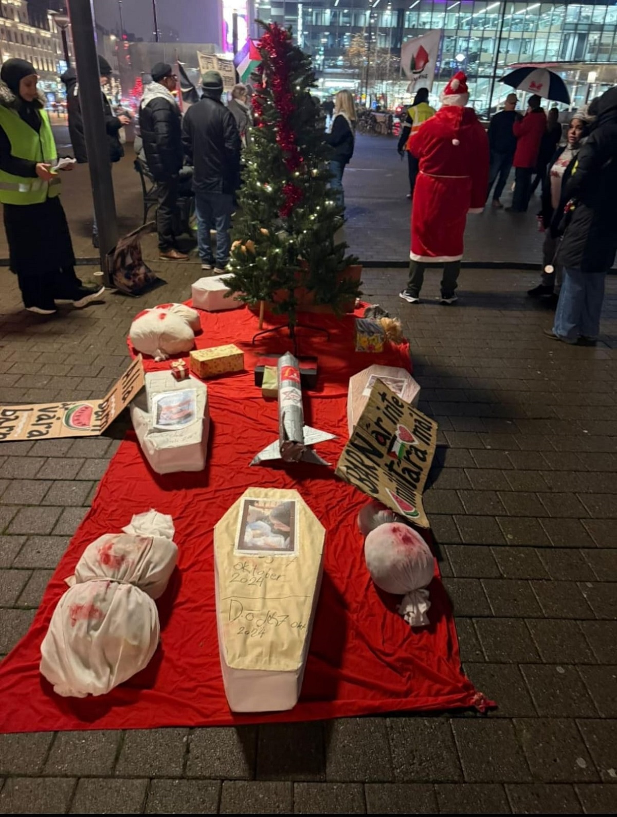  وفقة تضامنية في مدينة هلسنجبوري السويدية دعمًا للشعب الفلسطيني