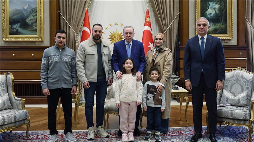أردوغان يستقبل عائلة الطفلة "هند رجب" التي قتلتها إسرائيل