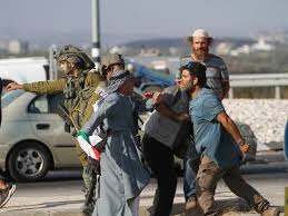 الاحتلال ينكل بشابين ويصدم مركبة في الخليل 