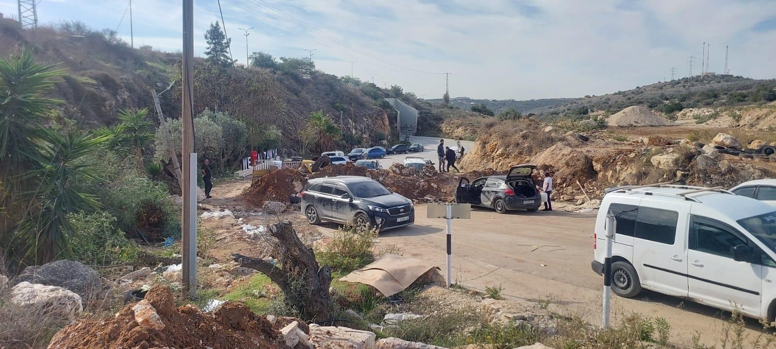 الاحتلال يواصل إغلاق بلدة الزاوية  بالسواتر التربية لليوم السادس على التوالي