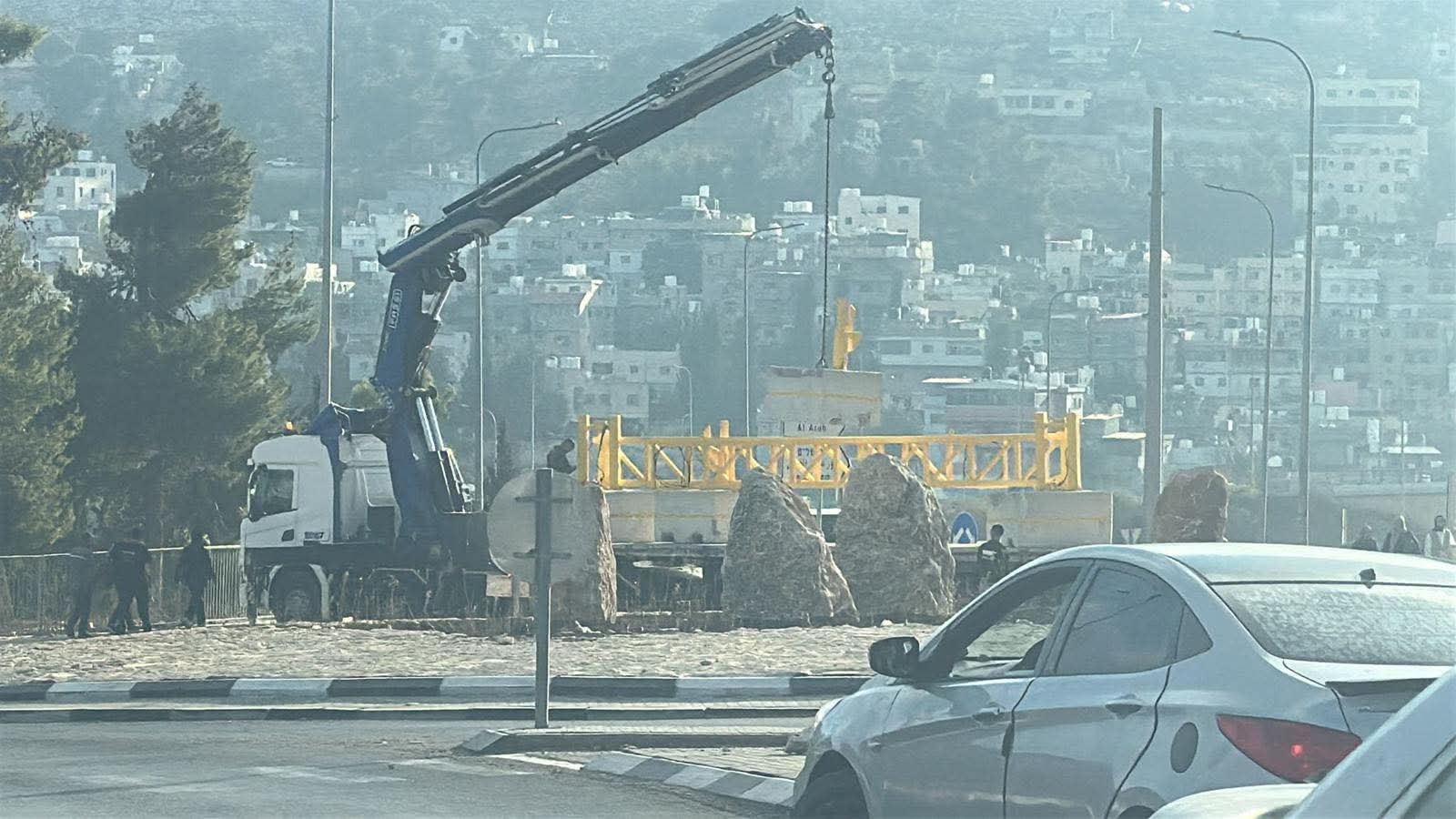 الاحتلال ينصب بوابة حديدية بمحاذاة جامعة خضوري بالعروب