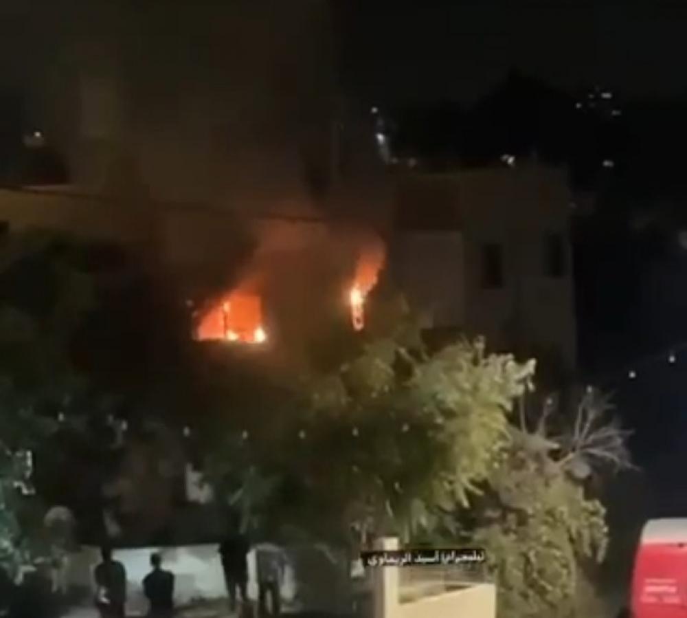 إصابة مواطن وزوجته بالاختناق جراء احتراق منزل استهدفه الاحتلال في بيت ريما 