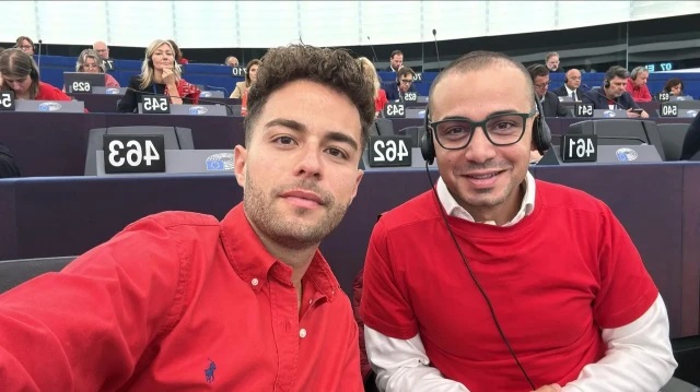 نواب بالبرلمان الأوروبي يرتدون قمصانا حمراء تضامنا مع غزة