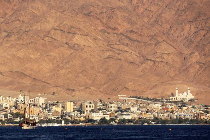 الجيش الإسرائيلي يرصد  إطلاق صواريخ من إيران باتجاه العقبة في الأردن