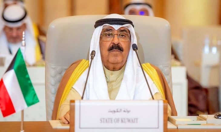 أمير الكويت يصدر مرسوما  يلغي حق المجنّسين في الاقتراع