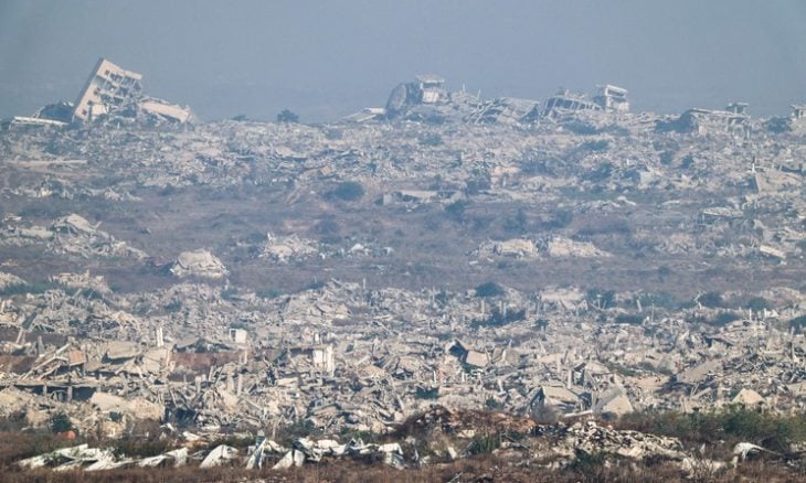 صحفي إسرائيلي: إسرائيل ارتكبت جرائم حرب في غزة… والخوض في “نازا” لا يخدم سوى حملة نتنياهو