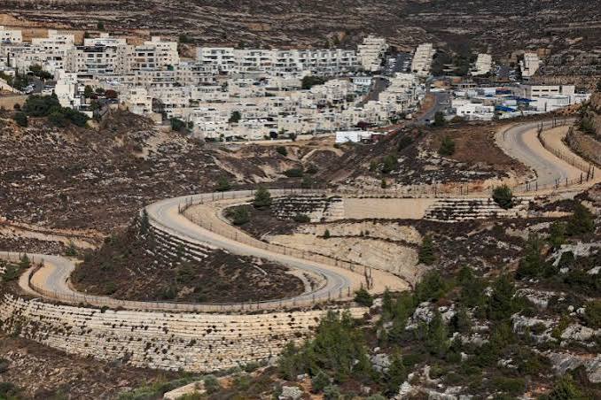 محافظة القدس: تحويل “جفعات زئيف” إلى مدينة خطوة لتكريس الاستيطان وعزل القدس 