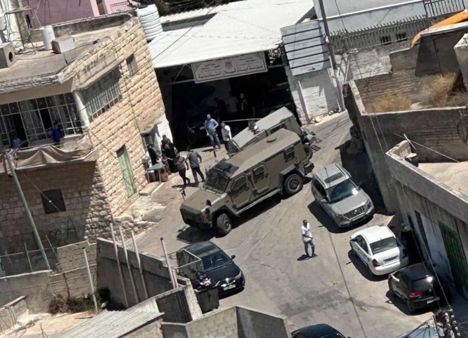 إصابة شاب برصاص الاحتلال وآخرين بالاختناق خلال اقتحام قبلان