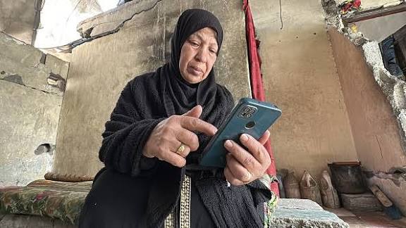 تقرير: أزمة الهواتف المحمولة تضاعف معاناة الغزيين وإصلاح الشاشة يصل ل 400 دولار